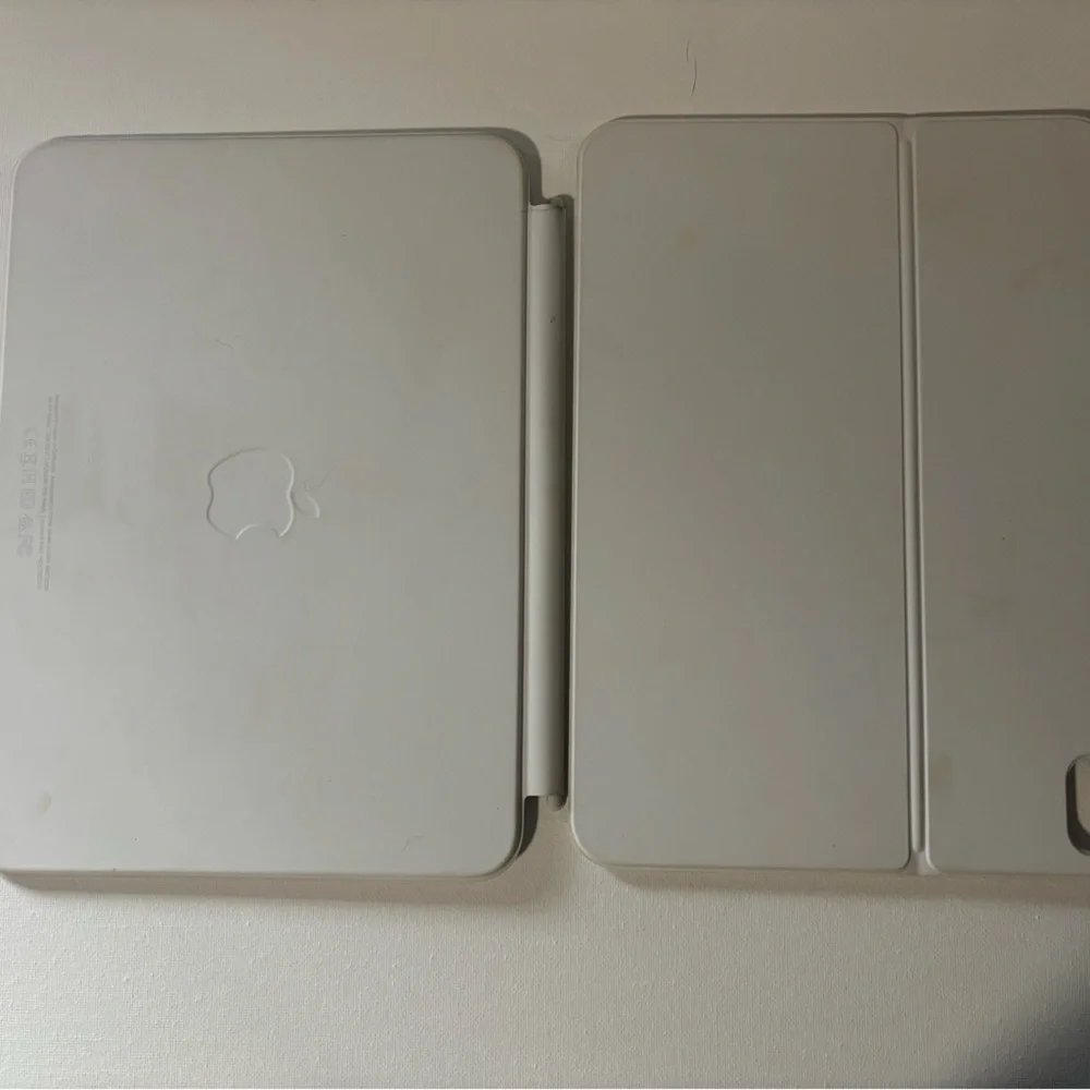 Apple White iPad with White Keyboard Folio